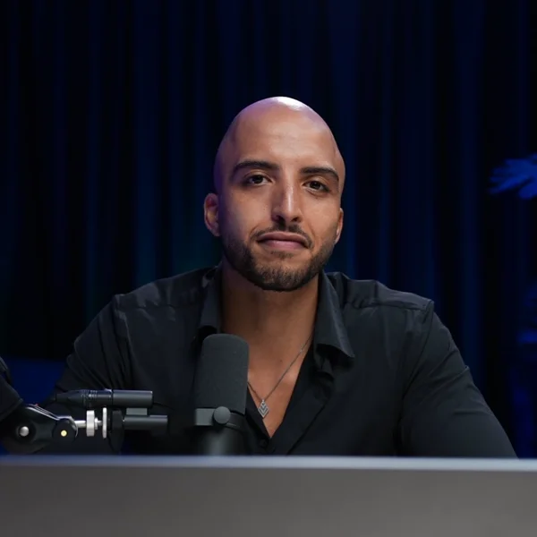Ismael Esnousi, fondateur d'iClosed, sur sa chaîne YouTube